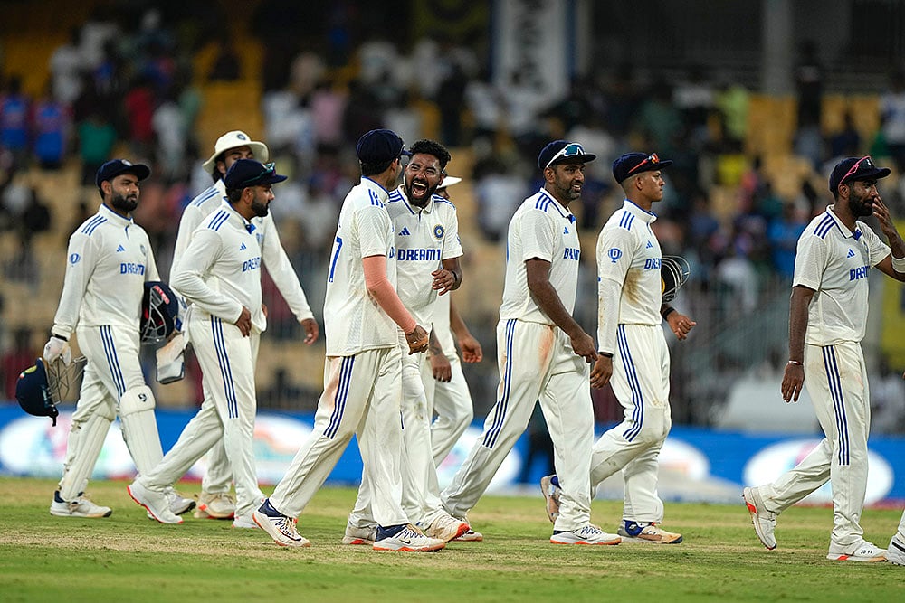 | Photo: AP/Mahesh Kumar A. : IND Vs BAN, 1st Test Day 3: Indian cricketers walk back to the pavilion after bad light stopped play 