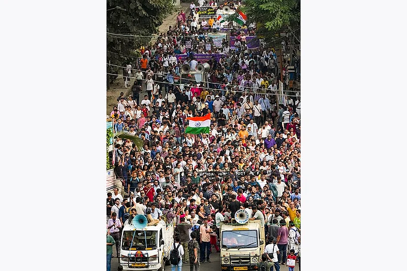 Kolkata: Junior doctors march to CBI office_6