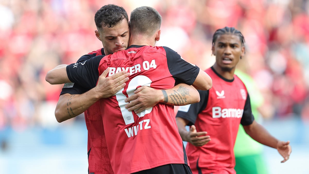 Granit Xhaka celebrates with Florian Wirtz