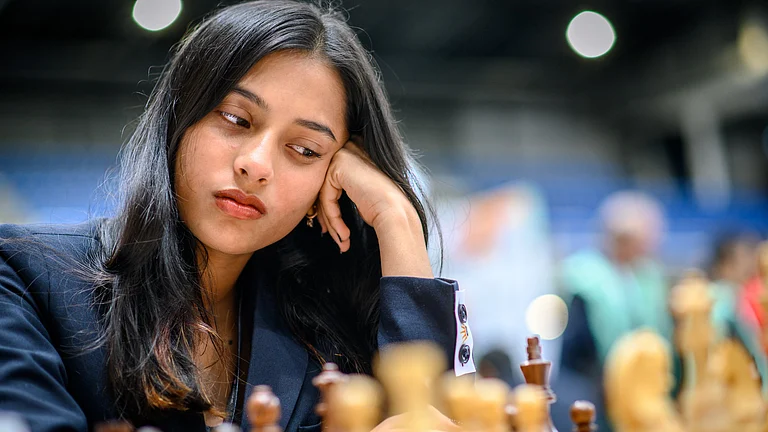 Divya Deshmukh stunned Harika Dronavalli 2-0 in tiebreaks to reach the FIDE World Women’s Chess Cup semifinals. - FIDE