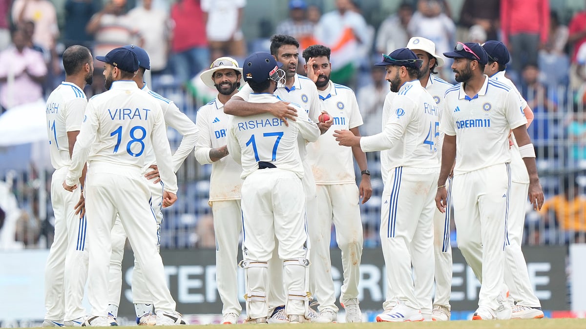 Mahesh Kumar A / AP : India's Ravichandran Ashwin, centre, celebrates his 5-wicket haul on the fourth day of the first cricket test match between India and Bangladesh, in Chennai, India