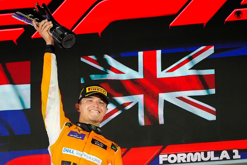 Photo: AP/Vincent Thian : Singapore F1 GP Auto Racing