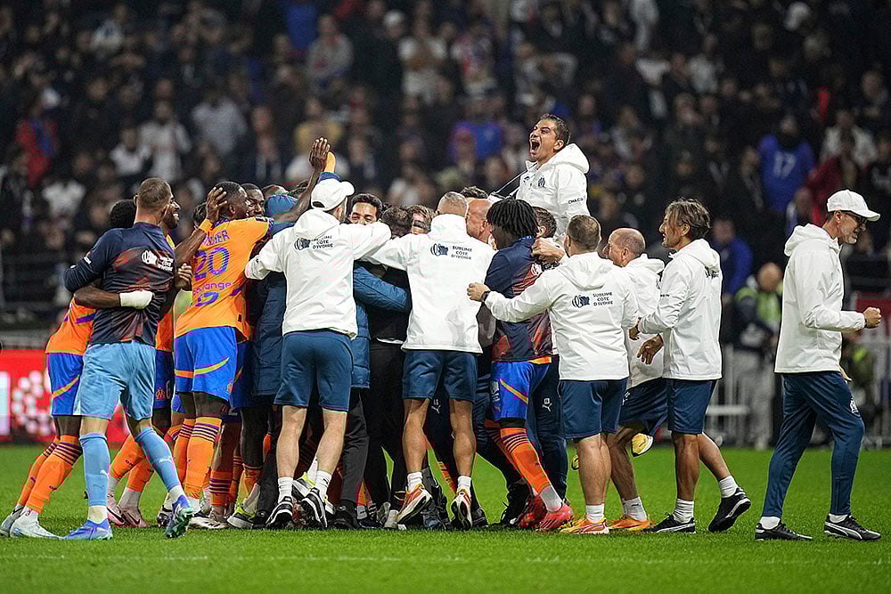 | Photo: AP/Laurent Cipriani : Ligue 1 Soccer, Marseille vs Lyon: Marseille' players and staff celebrate after scoring their second goal