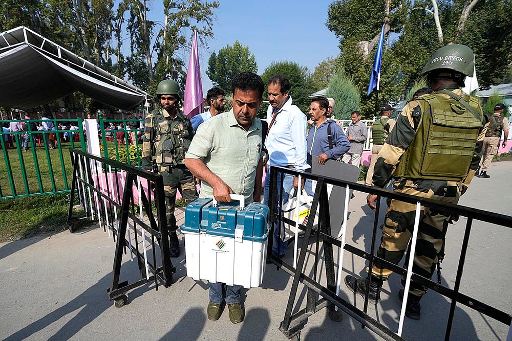 J&K Polls 2024: Indian paramilitary soldiers guard near venue for distribution of election material - | Photo: AP/Mukhtar Khan