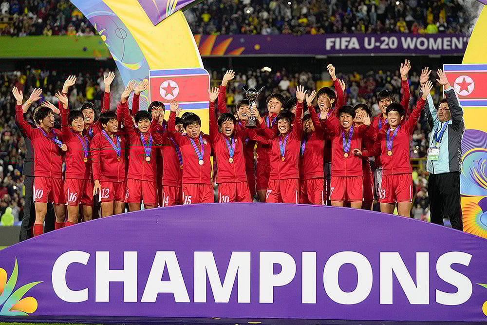 | Photo: AP/Fernando Vergara : U-20 Women's World Cup, North Korean vs Japan: North Korean players celebrate with the trophy