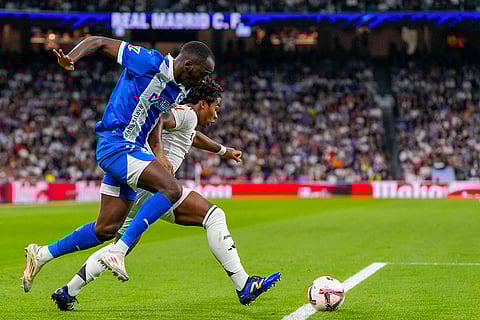 La Liga 2024-25, Real Madrid vs Alaves: Real Madrid's Endrick, right, duels for the ball with Alaves' Moussa Diarra