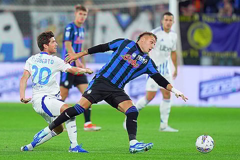 Serie A 2024-25, Atalanta vs Como: Atalanta's Mateo Retegui, right, fights for the ball with Como's Sergi Roberto