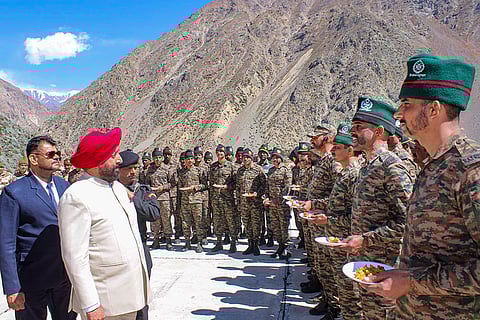 Uttarakhand gov Gurmit Singh visits border