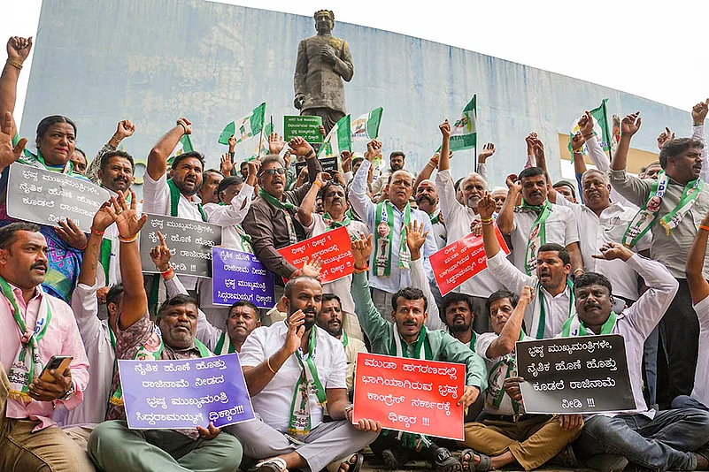 JD(S) workers raise slogans against Karnataka Chief Minister Siddarmaiah