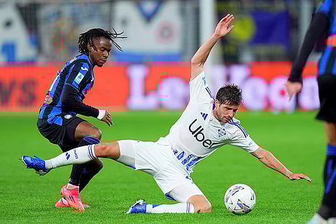 Serie A 2024-25, Atalanta vs Como: Atalanta's Ademola Lookman, left, battles for the ball with Como's Sergi Roberto