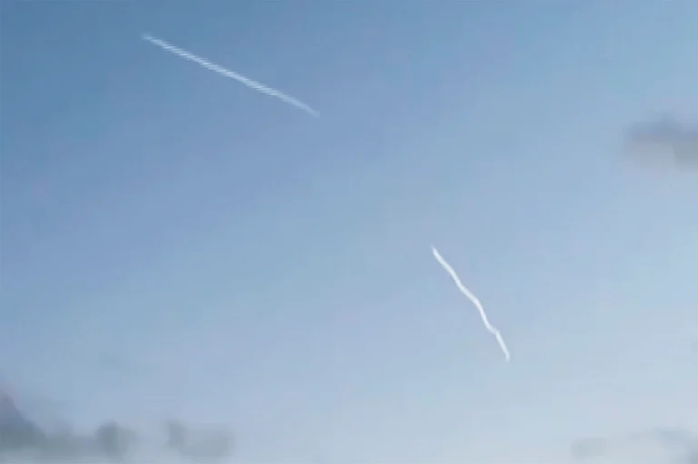 Traces of attacking air missile seen in the air in Tel Aviv | - AP