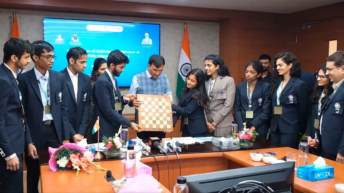 X/mansukhmandviya : Chess Olympiad champions with Sports Minister Mansukh Mandaviya.