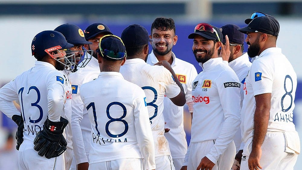 | Photo: AP/Viraj Kothalawala : Sri Lanka vs New Zealand 1st Test: Sri Lanka's Ramesh Mendis, center, celebrates with teammates the wicket of New Zealand's captain Tim Southee