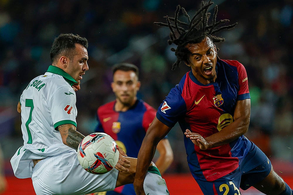 | Photo: AP/Joan Monfort : La Liga 2024-25, Barcelona vs Getafe: Barcelona's Jules Kounde, right, duels for the ball with Getafe's Alex Sola