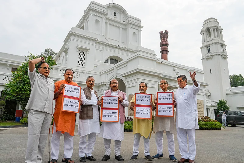 Vijender Gupta with BJP MLAs protest outside Delhi Assembly
