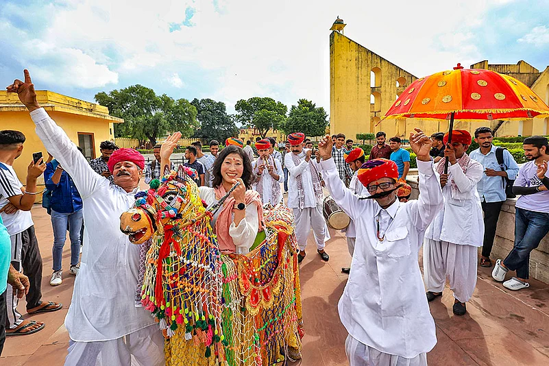 Rajasthani folk artists perform with tourists on World Tourism Day