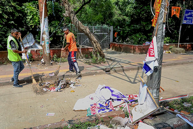 DUSU polls: Workers clear banners and posters after DUSU polls 2024
