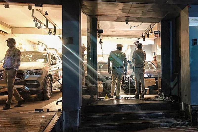 Firing at car showroom in Naraina area of New Delhi