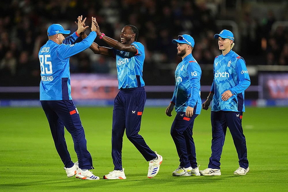 | Photo: John Walton/PA via AP : England vs Australia, 4th ODI: England's Jofra Archer, second left, celebrates the wicket of Australia's Glenn Maxwell 