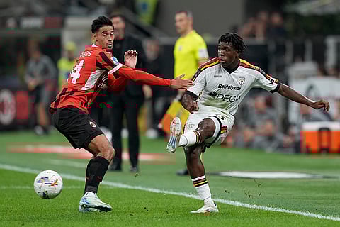 Serie A 2024-25, AC Milan vs Lecce: Lecce's Patrick Dorgu passes the ball nu AC Milan's Tijjani Reijnders orgu