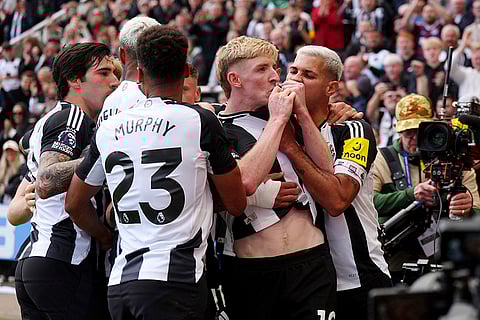 EPL 2024-25, Newcastle vs Manchester City: Newcastle United's Anthony Gordon, center, celebrates after scoring the equalizing goal