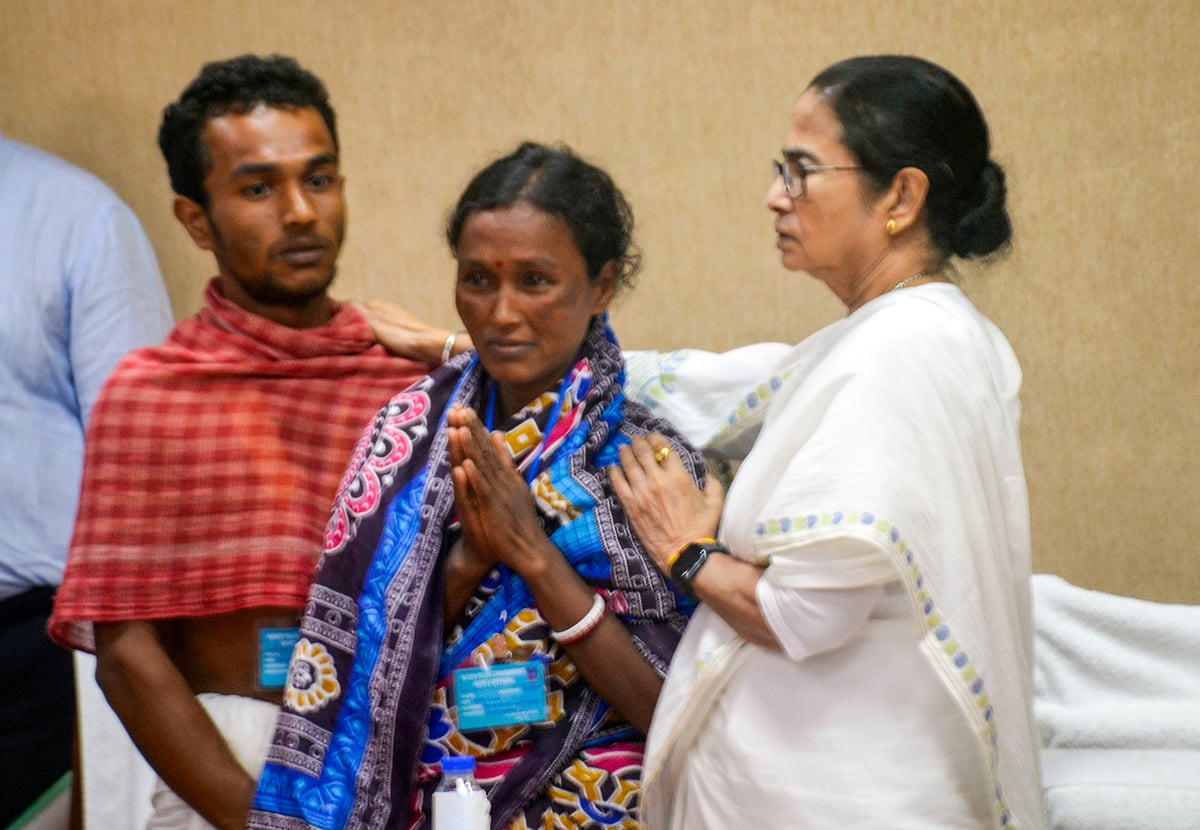 PTI : CM Mamata Banerjee with flood-affected people in Siliguri