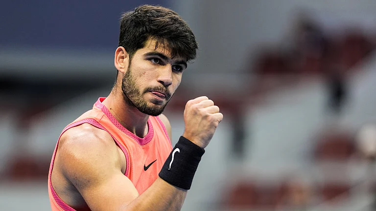 Carlos Alcaraz produced a controlled display to reach the China Open semi-finals - null