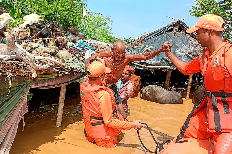 Flood situation in several parts of Bihar in Pics_8
