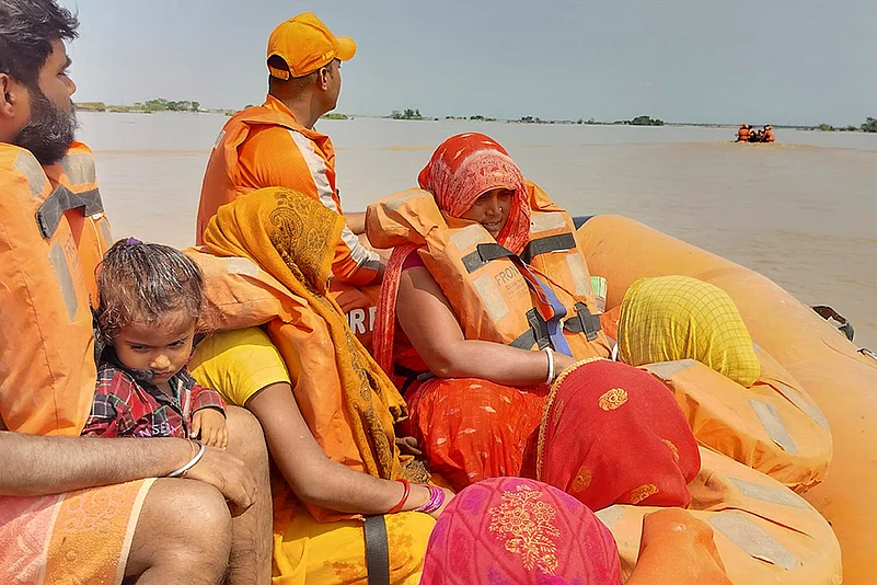 Flood situation in several parts of Bihar in Pics_7