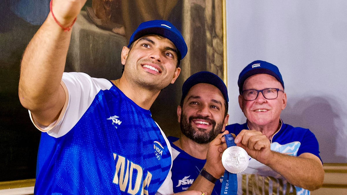Neeraj Chopra with his physio (C) and coach Klauss Bartonietz (R) - X/@Neeraj_chopra1