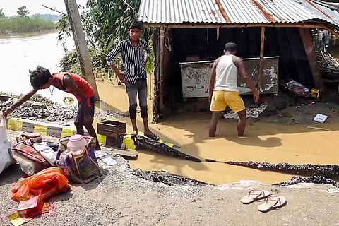 Bihar Floods: People salvage their belongings from a shanti
