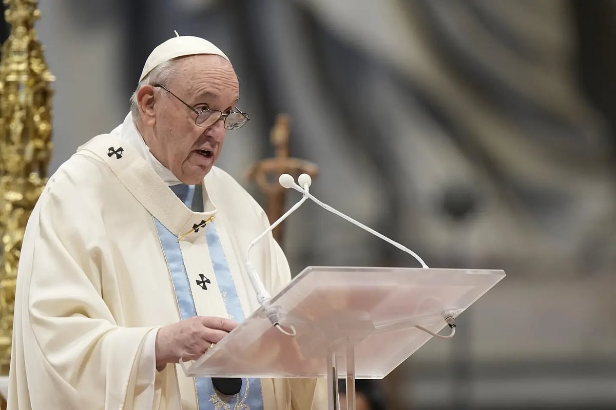 AP : Pope Franc expressed his heartfelt gratitude to those working diplomatically in conflict zones around the world to promote justice and peace.is 