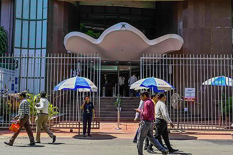 Sensex, Nifty plunge in early trade