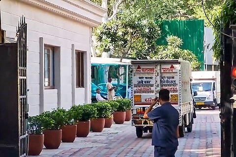 Movers and packers reach Kejriwal's residence
