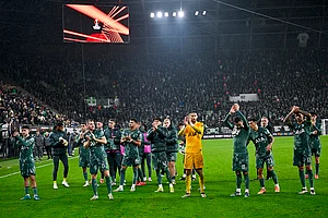 | Photo: AP/Denes Erdos : UEFA Europa League 2024-25, Ferencvaros vs Tottenham Hotspur: Tottenham players greet supporters