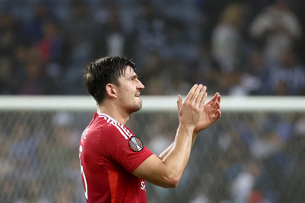 | Photo: AP/Luis Vieira : UEFA Europa League 2024-25, FC Porto vs Manchester United: Manchester United's Harry Maguire applauds the fans at the end of the match