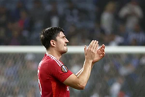 | Photo: AP/Luis Vieira : UEFA Europa League 2024-25, FC Porto vs Manchester United: Manchester United's Harry Maguire applauds the fans at the end of the match