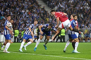 | Photo: AP/Luis Vieira : UEFA Europa League 2024-25, FC Porto vs Manchester United: Manchester United's Harry Maguire, foreground right, scores his side's third goal