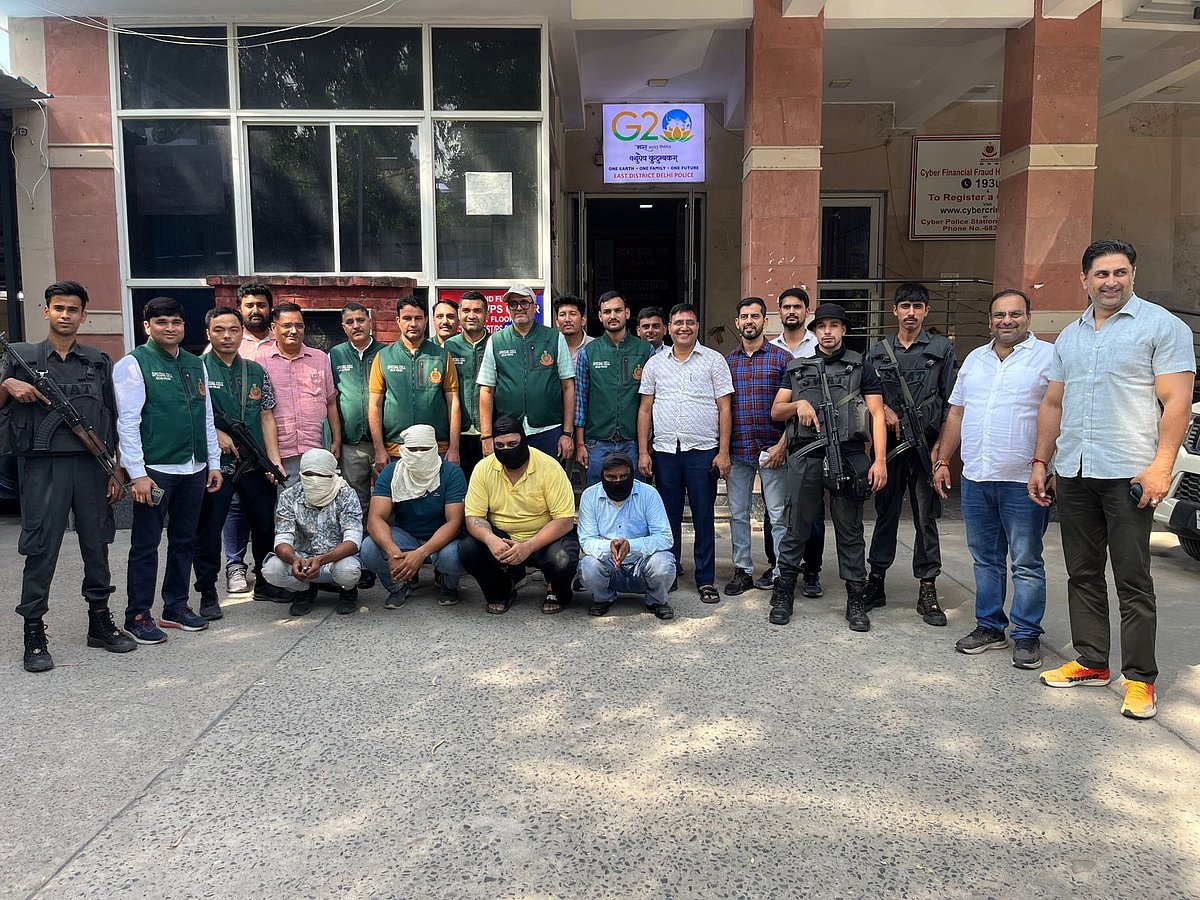 Delhi police with the accused in drug bust case