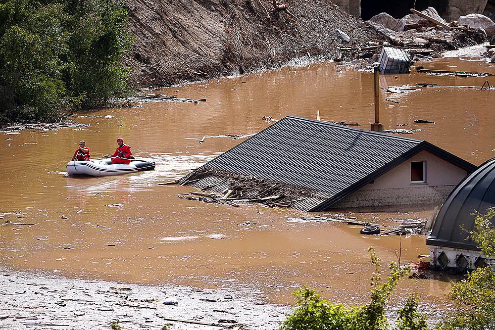 | Photo: AP/Armin Durgut : Bosnia Floods: Search and rescue teams look for people in the flooded houses