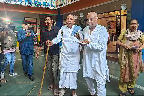 Haryana Assembly elections: 92-year old Banarsi Das being assisted by his family members in Kaithal