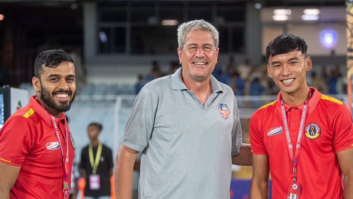 FC Goa boss Manuel Marquez with East Bengal players - ISL