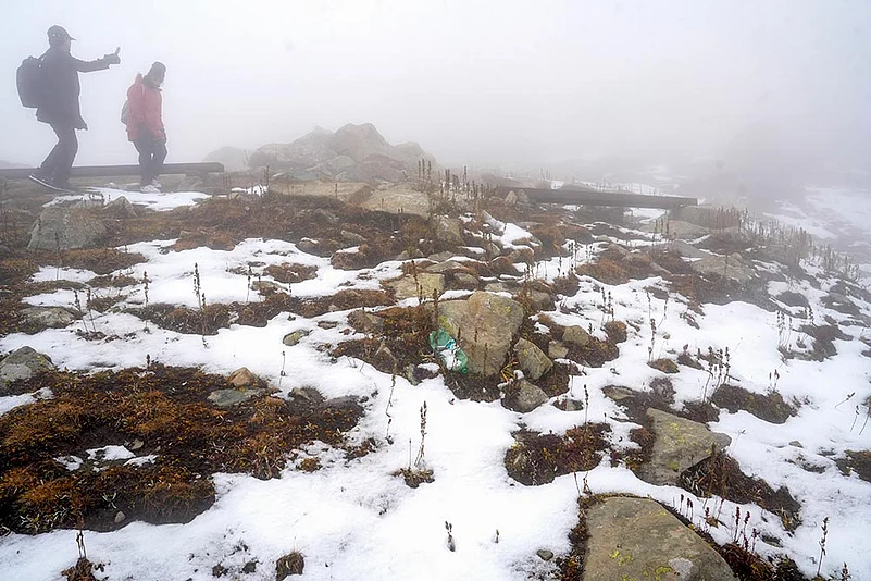 Snowfall at Gulmargs Apharwat
