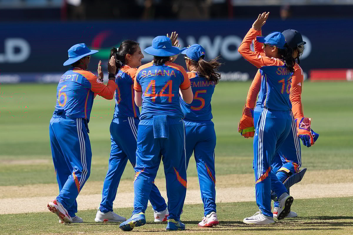 (AP Photo/Altaf Qadri) : India's Renuka Singh, second left, celebrates the wicket of Pakistan's Gull Feroza with her teammates during the ICC Women's T20 World Cup 2024 match between Pakistan and India at Dubai International Stadium, United Arab Emirates, Sunday, Oct. 6, 2024. 