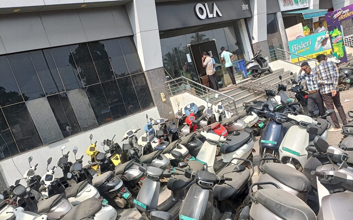 X/@kunalkamra88 : Ola's gigafactory with several electric scooters parked for servicing.