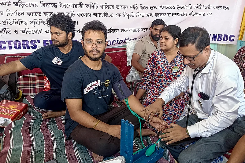 Hunger strike of Kolkata doctors near Siliguri