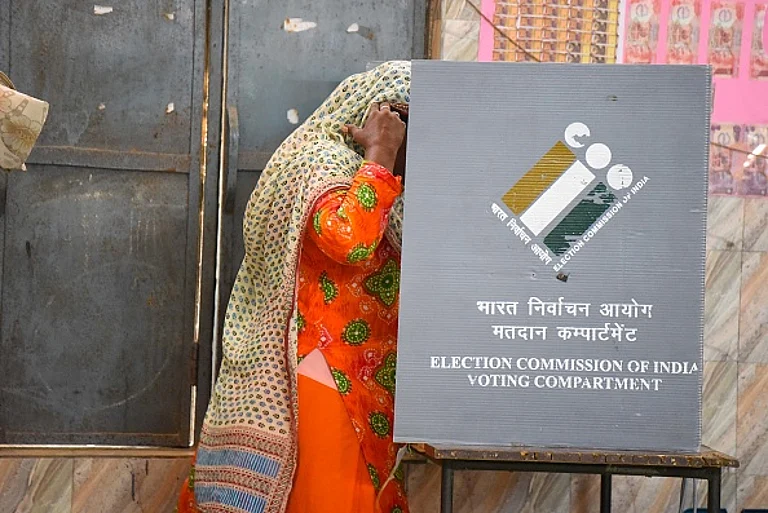 GURUGRAM, INDIA - OCTOBER 5: A woman cast her ballot at a polling station during the Haryana Assembly election at polling station, in Nuh, Mewat, on October 5, 2024 in Gurugram, India. A total of 1,031 candidates are contesting in all 90 assembly constituencies, and 20,632 polling booths have been set up for voting. A total of 2,03,54,350 voters in the state will be able to exercise their rights in the 15th Haryana Legislative Assembly Elections. - Credits : Parveen Kumar/Hindustan Times via Getty Images