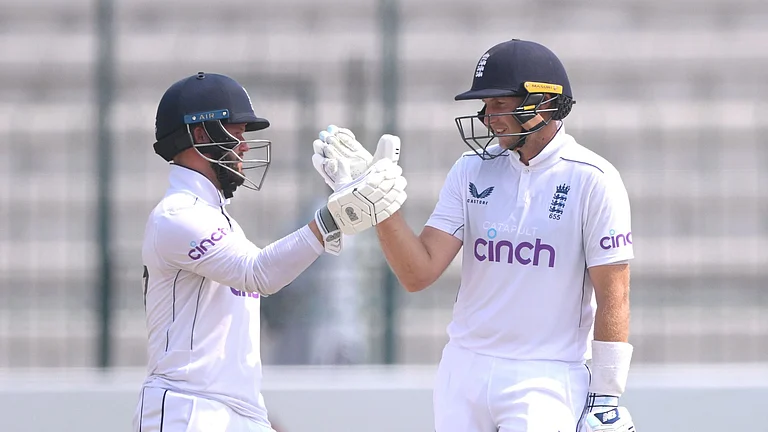 England pair Ben Duckett and Joe Root - null