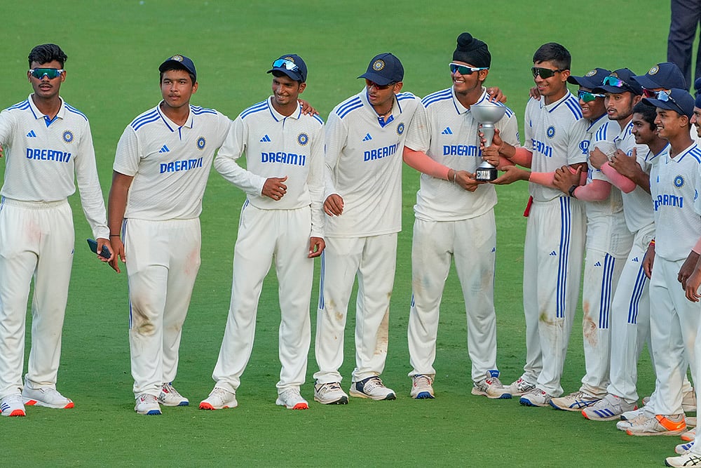 | Photo: PTI/R Senthilkumar : IND-19 vs AUS-19: India U-19 team players poses with the trophy