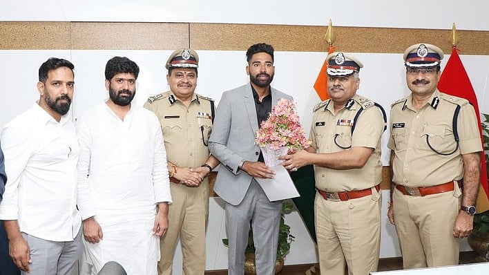 X/CricCrazyJohns : Mohammed Siraj (c) receives the honour from Telangana Police officials.